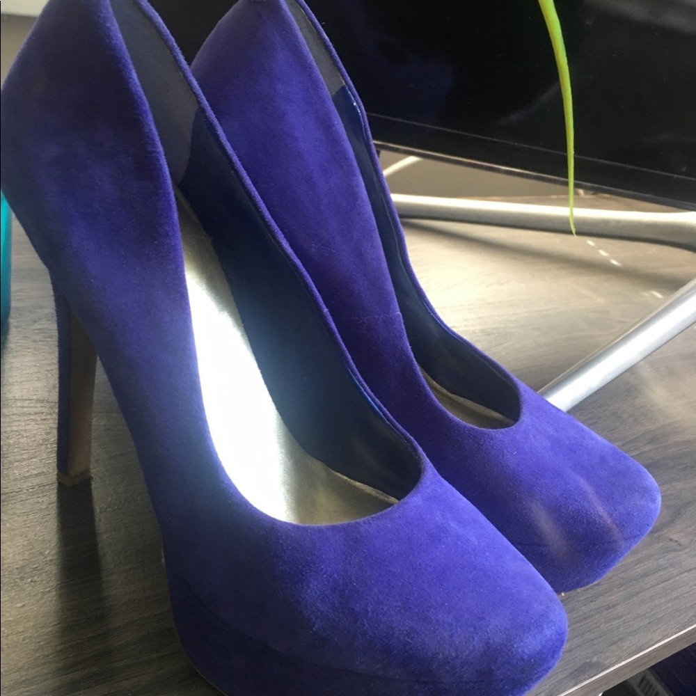 Closed toe pump